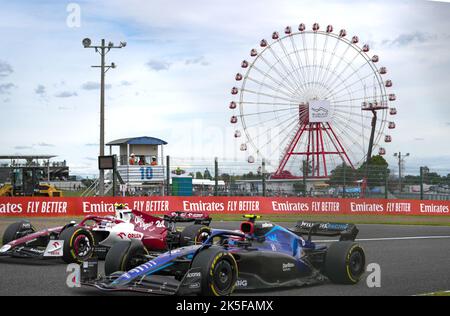 Suzuka, Giappone. 8th Ott 2022. Il pilota canadese della Williams Nicholas Latifi (davanti) e il pilota cinese della Alfa Romeo Zhou Guanyu gareggiano durante la terza sessione di prove libere del Gran Premio del Giappone di Formula uno che si terrà sul circuito di Suzuka a Suzuka City, in Giappone, il 8 ottobre 2022. Credit: Zhang Xiaoyu/Xinhua/Alamy Live News Foto Stock