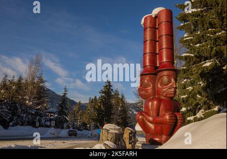 Statua prima statua nazione in inverno Whistler Village, British Columbia, Canada, Foto Stock