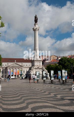 Piazza Don Pedro IV con il Teatro Nazionale di Dona Maria II, Lisbona, Portogallo Foto Stock