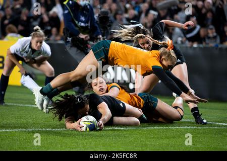 Portia Woodman della Nuova Zelanda segna una prova all'angolo durante la partita della Coppa del mondo di rugby femminile 2021 all'Eden Park, Auckland. Data immagine: Sabato 8 ottobre 2022. Foto Stock