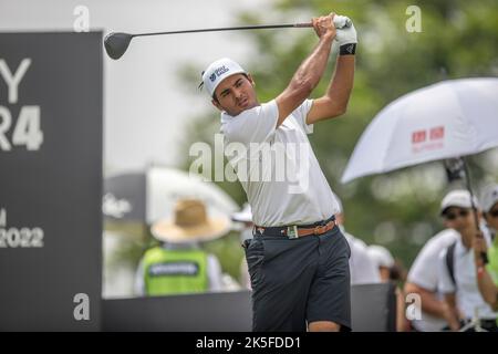 Bangkok, Thailandia. 08th Ott 2022. BANGKOK, THAILANDIA - 8 OTTOBRE: Eugenio Lopez-Chacarra di Spagna sulla buca 4 durante il secondo round al LIV GOLF INVITATIONAL BANGKOK al Stonehill Golf Course il 8 ottobre 2022 a Bangkok, THAILANDIA (Foto di Peter van der Klooster/Alamy Live News) Credit: peter Van der Klooster/Alamy Live News Foto Stock