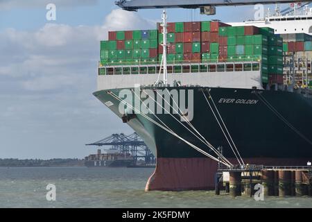 nave portacontainer gigante caricata a felixstowe attracca felixstowe suffolk inghilterra Foto Stock
