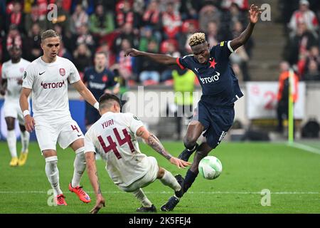 L-R Cristian Manea (Kluz), Yuri Matias (Kluz) e Moses Usor (Slavia) in azione durante il 3rd° turno del gruppo G della European Conference League Match SK Slavia Praha vs cfr 1907 Kluz, giovedì 6 ottobre 2022, Praga, Repubblica Ceca. (Foto CTK/Michal Kamaryt) Foto Stock