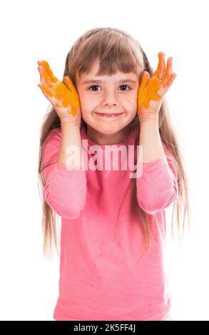 Pittura per bambini. Piccola ragazza disegna il sole.la ragazza dipinta il sole sulle sue palme Arti e mestieri per i bambini. Dipingere sulle mani dei bambini. Isolato Foto Stock