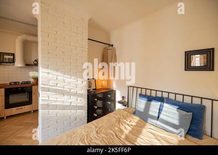 Interno di elegante e soleggiato appartamento monolocale Foto Stock