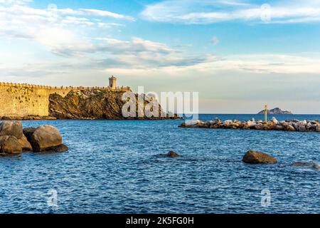 Piazza Bovio vista dalla Marina di Piombino con barche ormeggiate, Provincia di Livorno Toscana, Italia Foto Stock