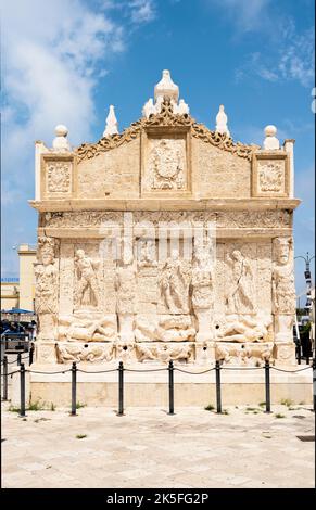 Fontana greca di Gallipoli, costruita nel '16th con arenaria leccese, con cariatidi e bassorilievi, a Gallipoli, provincia di Lecce, Italia Foto Stock