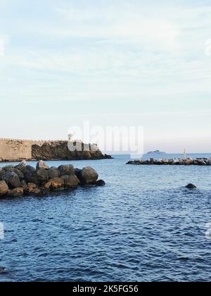 Piazza Bovio vista dalla Marina di Piombino con barche ormeggiate, Provincia di Livorno Toscana, Italia Foto Stock