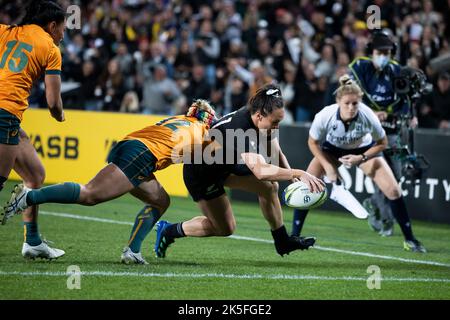 Portia Woodman della Nuova Zelanda segna la prova all'angolo per il suo hattrick durante la partita della Coppa del mondo di rugby femminile 2021 all'Eden Park, Auckland. Data immagine: Sabato 8 ottobre 2022. Foto Stock