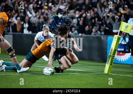 Portia Woodman della Nuova Zelanda segna la prova all'angolo per il suo hattrick durante la partita della Coppa del mondo di rugby femminile 2021 all'Eden Park, Auckland. Data immagine: Sabato 8 ottobre 2022. Foto Stock