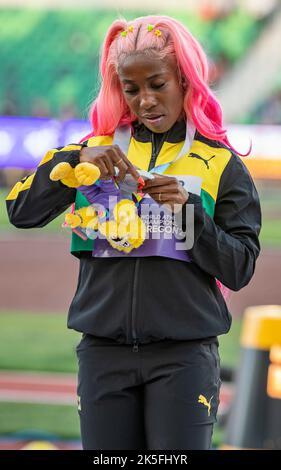 Shelly-Ann Fraser-Pryce della Giamaica consegna la medaglia d’argento per la 200m femminile al World Athletics Championships, Hayward Field, Eugene, Oregon Foto Stock