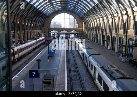 Londra, Regno Unito. 8th Ott 2022. Piattaforme vuote presso una vicina stazione di Kings Cross deserta il sabato mattina. Terzo giorno di sciopero ferroviario nazionale, in quanto più di 40.000 lavoratori ferroviari intraprendono un'azione di sciopero su retribuzione e condizioni. National Rail Strike Credit: Karl Black/Alamy Live News Foto Stock