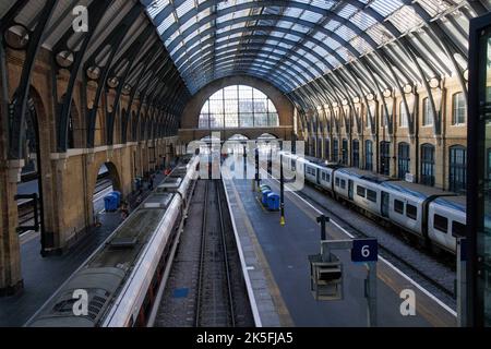 Londra, Regno Unito. 8th Ott 2022. Piattaforme vuote presso una vicina stazione di Kings Cross deserta il sabato mattina. Terzo giorno di sciopero ferroviario nazionale, in quanto più di 40.000 lavoratori ferroviari intraprendono un'azione di sciopero su retribuzione e condizioni. National Rail Strike Credit: Karl Black/Alamy Live News Foto Stock