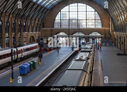 Londra, Regno Unito. 8th Ott 2022. Piattaforme vuote presso una vicina stazione di Kings Cross deserta il sabato mattina. Terzo giorno di sciopero ferroviario nazionale, in quanto più di 40.000 lavoratori ferroviari intraprendono un'azione di sciopero su retribuzione e condizioni. National Rail Strike Credit: Karl Black/Alamy Live News Foto Stock