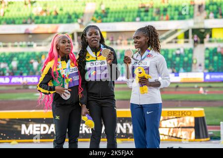 Shelly-Ann Fraser-Pryce, Shericka Jackson di Giamaica e Dina Asher-Smith di GB&NI medaglia di presentazione per la 200m femminile al World Athletics Cham Foto Stock