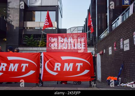 Londra, Inghilterra, Regno Unito. 8th Ott 2022. RMT (Rail, Maritime and Transport Workers Union) e TSSA (Transport Salaried Staffs' Association) striscioni di picket fuori dalla stazione Euston mentre i lavoratori ferroviari si trovano a dover fare ulteriori camminate sulla retribuzione. Credit: ZUMA Press, Inc./Alamy Live News Foto Stock