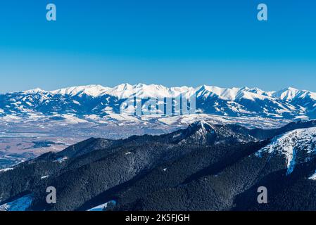 Più vicino alla collina di Sina e ai Tatra occidentali dalla collina di Chabenec nei monti dei Tatra bassi durante la mattina d'inverno con cielo limpido Foto Stock