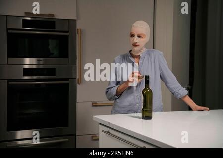 NAOMI WATTS in GOODNIGHT MOMMY (2022), diretto da MATT SOBEL. Credit: Regno animale / distribuzione film / Album Foto Stock