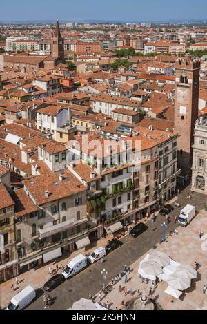 Verona Italia aerea, vista in estate del centro storico di Verona con la Piazza delle Erbe visibile in primo piano, Veneto, Italia Foto Stock