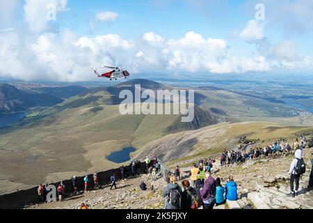 HM Coastguard ricerca e salvataggio elicottero, escursionisti su Snowdon / Yr Wyddfa, Eryri / Snowdonia National Park, Galles, Regno Unito Foto Stock