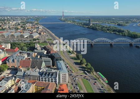 Stazione ponte sopra il fiume Daugava a Riga Foto Stock