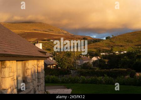 Una casa su una collina gallese al tramonto. Galles, Regno Unito Foto Stock