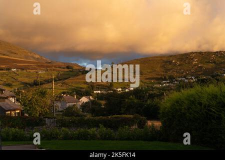 Una casa su una collina gallese al tramonto. Galles, Regno Unito Foto Stock