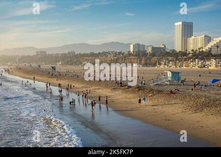 Santa Monica state Beach, vista dal molo di Santa Monica, è un'iconica spiaggia della costa del pacifico a Los Angeles, California, Stati Uniti Foto Stock