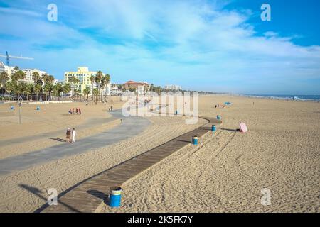 Santa Monica state Beach, vista dal molo di Santa Monica, è un'iconica spiaggia della costa del pacifico a Los Angeles, California, Stati Uniti Foto Stock