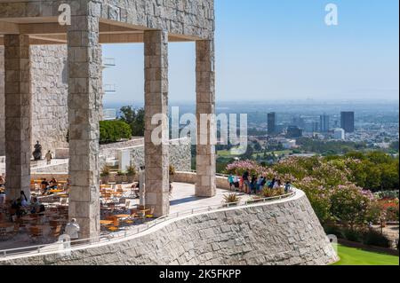 Il Getty Center, situato a Brentwood, si affaccia su Los Angeles ed è famoso per la sua architettura moderna e l'arte famosa in tutto il mondo Foto Stock