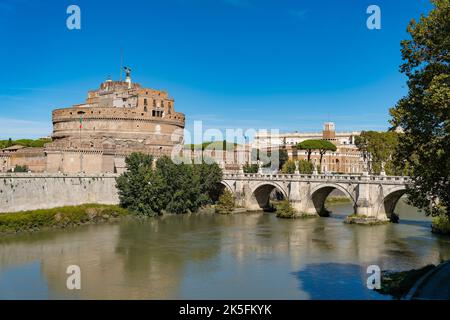 Fortezza di Castel Sant'Angelo e ponte in pietra sul Tevere a Roma, Italia Foto Stock