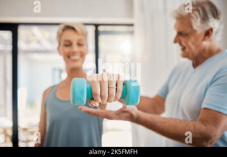Anziani, coppie e formazione in casa per la salute, la motivazione e il fitness. Pensionamento, donna e uomo che insegnano in allenamento sollevamento pesi in salotto Foto Stock