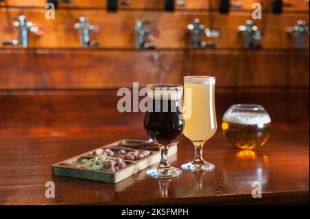 Nel bar del pub si trovano diverse varietà di piselli Foto Stock