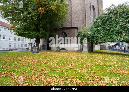 Copenaghen, Danimarca. Ottobre 2022. Vista sulle lapidi e i memoriali della chiesa della Trinità nel centro della città Foto Stock