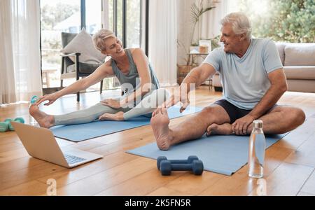 Stretching, fitness e coppia senior con allenamento su Internet insieme al piano soggiorno. Uomo e donna anziani felici, calmi e sani Foto Stock