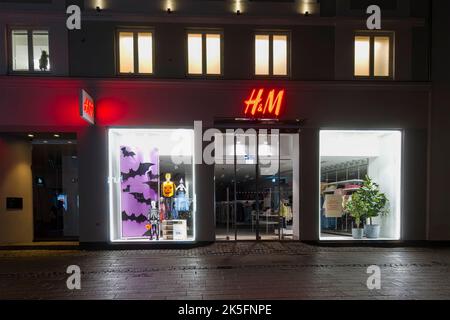 Copenaghen, Danimarca. Ottobre 2022. Vista esterna del brand store H&M di notte nel centro della città Foto Stock