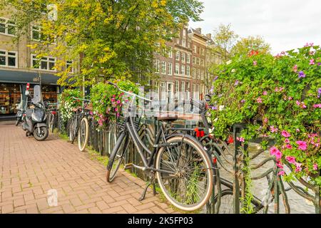 Amsterdam, Paesi Bassi. Ottobre 2022. Uno dei numerosi canali di Amsterdam. La bicicletta è la principale forma di trasporto. Foto di alta qualità Foto Stock