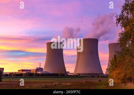 Centrale nucleare di Temelin al tramonto. Repubblica Ceca. Foto Stock