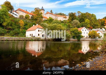 Piccola città e castello medievale Rozmberk nad Vltavou, Repubblica Ceca. Foto Stock