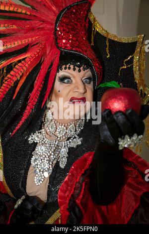 Myra Dubois di Britains ha ottenuto talento al lancio di pantomime bianco neve 2022, Leigh-on-Sea, Essex © Clarissa Debenham / Alamy Foto Stock