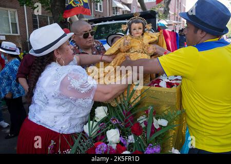 I fedeli della Chiesa cattolica di Santa Helena nel Bronx preparano il loro galleggiante di San Elena per la Parata Equadoriana NYC 2022 a Jackson Heights, Foto Stock