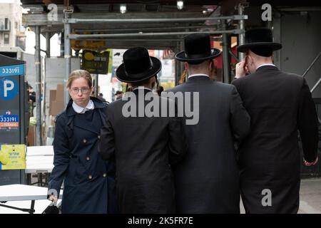 Una scena stradale su Lee Avenue, la strada principale di Hasidic Williamsburg, Brooklyn, New York City. Foto Stock