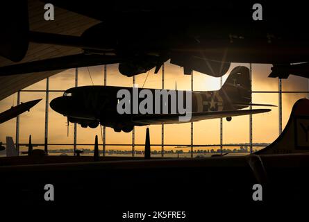 Duxford - Douglas DC3 Dakota seconda Guerra Mondiale aereo D-Day appeso all'American Air Museum di IWM Duxford Foto Stock