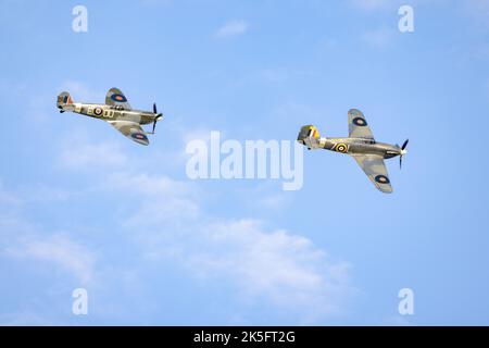 Supermarine Spitfire 'AR501' e Hawker Sea Hurricane "Z7015" in formazione al Race Day Airshow tenutosi a Shuttleworth il 2nd ottobre 2022 Foto Stock