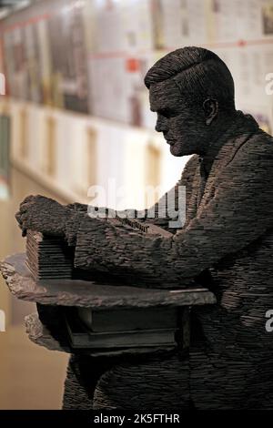 Statua di Alan Turing, Bletchley Park, nel C Block Museum, Bletchley Park.England. Creato in ardesia da Stephen Kettle 2007. Foto Stock