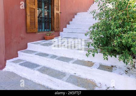 Villaggio di pescatori colorato di Symi con case e porte colorate, vasi di fiori sull'isola di Symi in Grecia. Foto di alta qualità Foto Stock