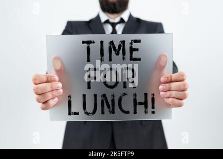 Cartello che mostra l'orario per il pranzo. Parola scritta sul momento di avere un pasto pausa dal lavoro relax mangiare drink riposo Foto Stock