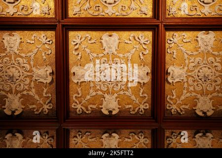 Soffitto decorato in gesso nella sala da ballo del Bletchley Park. Sede di MI6 e dei codebreakers della seconda guerra mondiale. Foto Stock