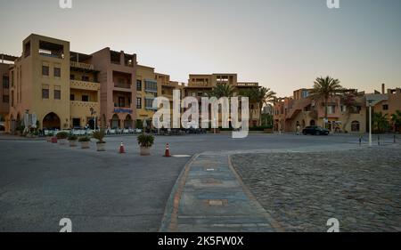 Abu Tig Marina a El Gouna, vista al tramonto in Egitto che mostra la strada principale con caffetterie e ristoranti Foto Stock