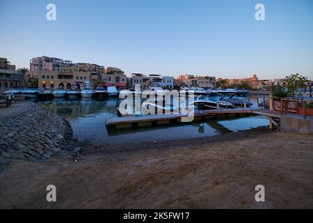 Abu Tig Marina a El Gouna, Hurghada, Governatorato del Mar Rosso, Egitto vista al tramonto che mostra yacht di lusso. Foto Stock